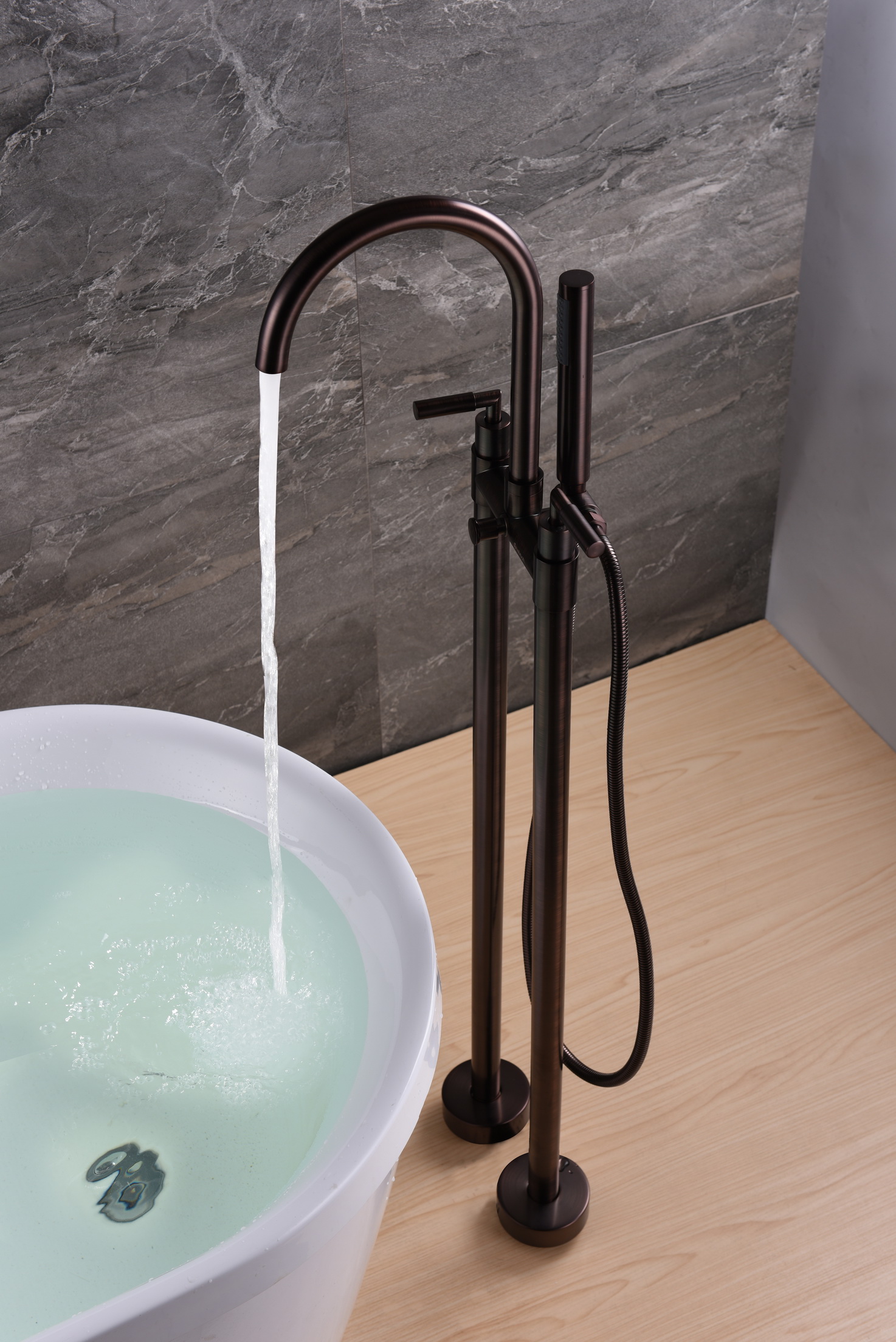نمط جديد جديد مزدوج مقبض خلاط اللون البرونزي صنبور حوض الاستحمام مع نوعية جيدة