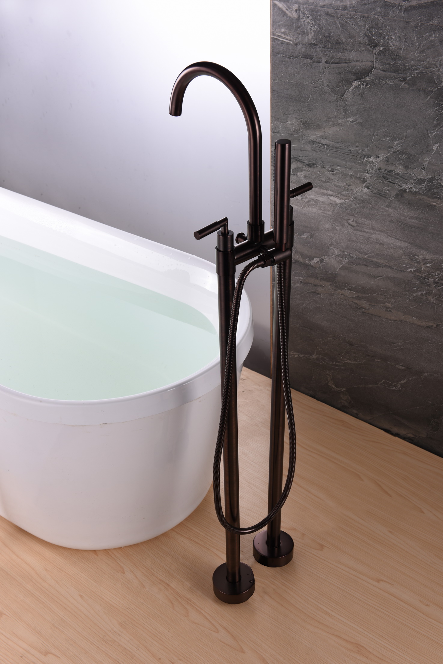 نمط جديد جديد مزدوج مقبض خلاط اللون البرونزي صنبور حوض الاستحمام مع نوعية جيدة